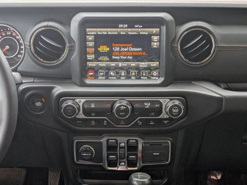 Used 2023 Jeep Gladiator Overland image 18