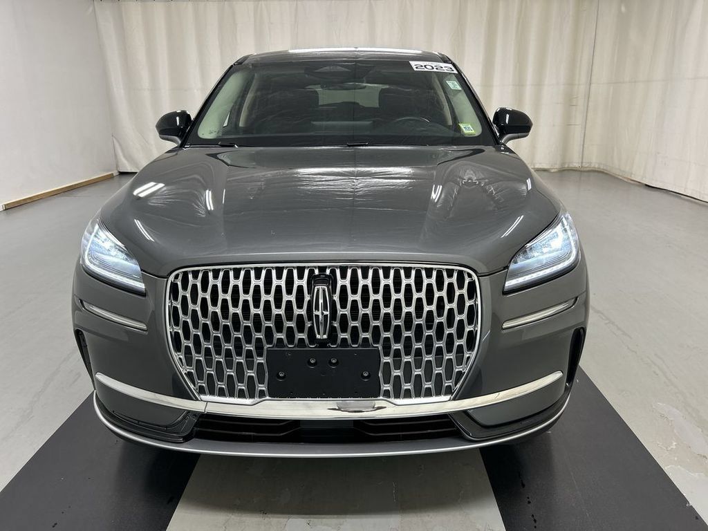 Used 2023 Lincoln Corsair AWD image 3