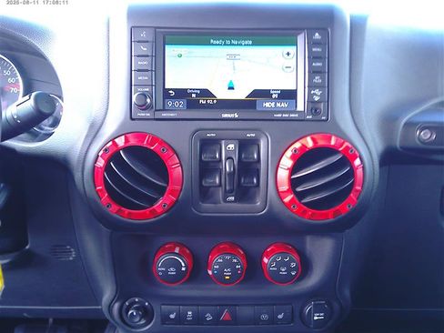 Used 2017 Jeep Wrangler Unlimited Rubicon AWD/4WD image 13