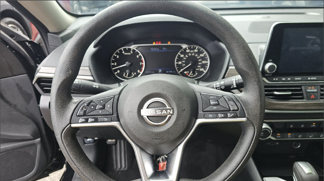 Used 2024 Nissan Altima 2.5 SV FWD image 12