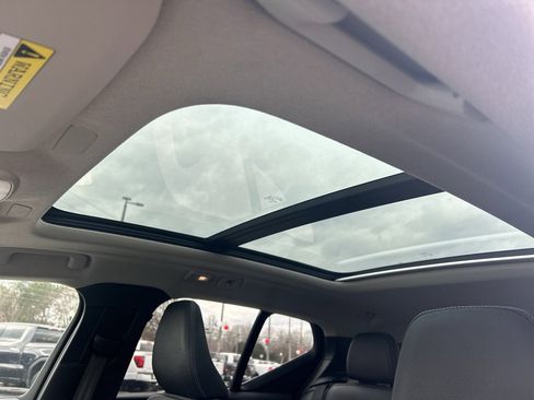 Used 2024 Volvo XC40 B5 Core image 18