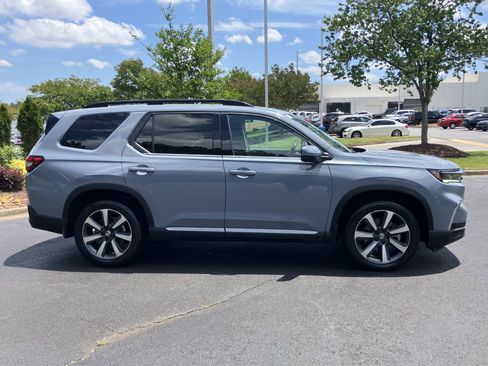 Used 2025 Honda Pilot Touring image 11