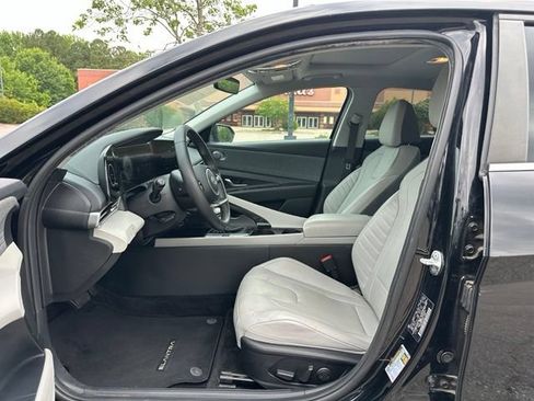 Used 2023 Hyundai Elantra Limited FWD image 9