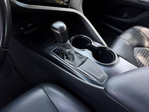 Used 2020 Toyota Camry SE w/ Convenience Package FWD image 11
