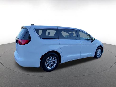 Used 2024 Chrysler Voyager LX image 15