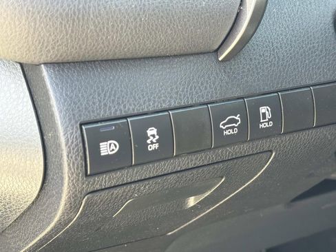 Used 2019 Toyota Camry SE w/ Convenience Package FWD image 23