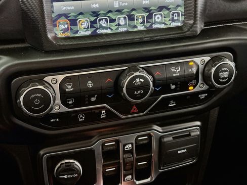 Used 2022 Jeep Wrangler Unlimited Sahara w/ Dual Top Group AWD/4WD image 19