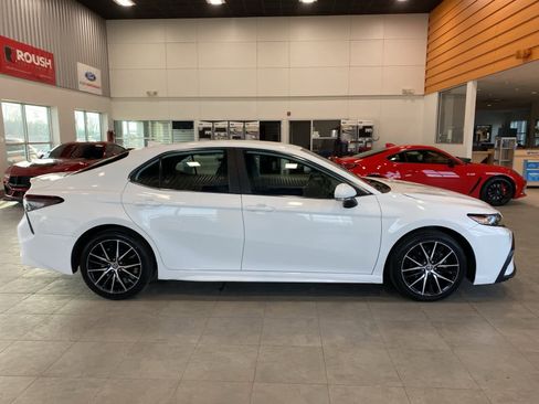 Used 2023 Toyota Camry SE image 6