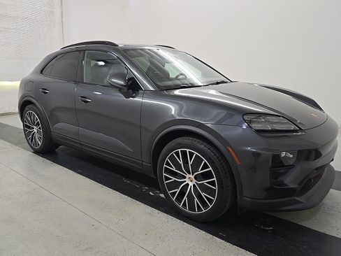 Used 2022 Porsche Macan AWD/4WD image 1
