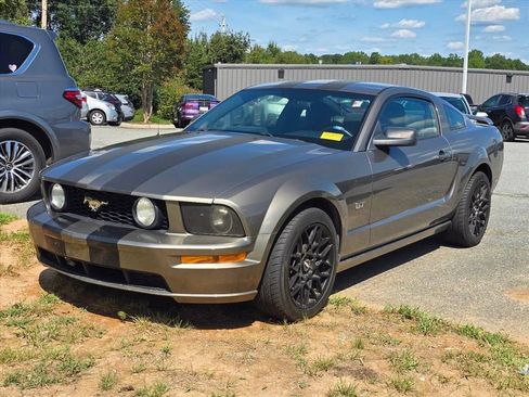 Used 2005 Ford Mustang GT Premium RWD image 2