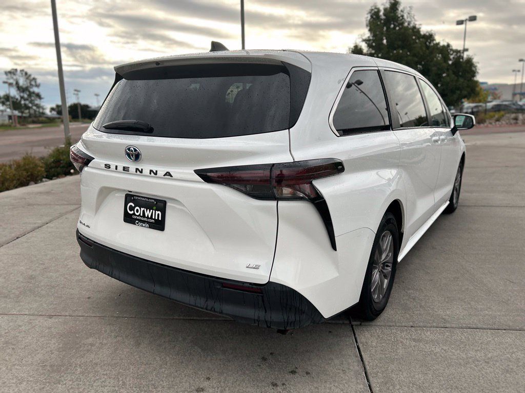 Used 2025 Toyota Sienna LE AWD/4WD image 8