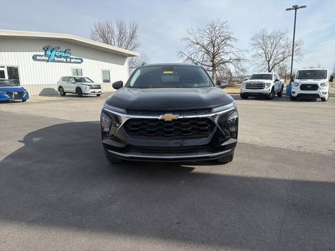 Used 2025 Chevrolet Trax LT w/ LT Convenience Package image 3