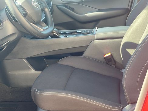 Used 2025 Nissan Rogue S AWD/4WD image 10