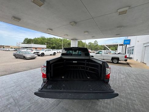 Used 2017 Nissan Titan SL w/ SL Towing Convenience Package RWD image 9