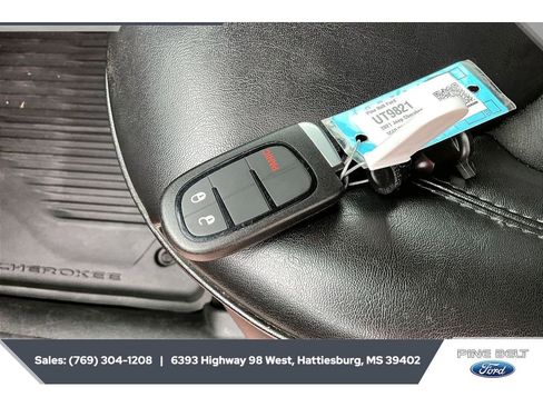 Used 2021 Jeep Cherokee Latitude Plus AWD/4WD image 9