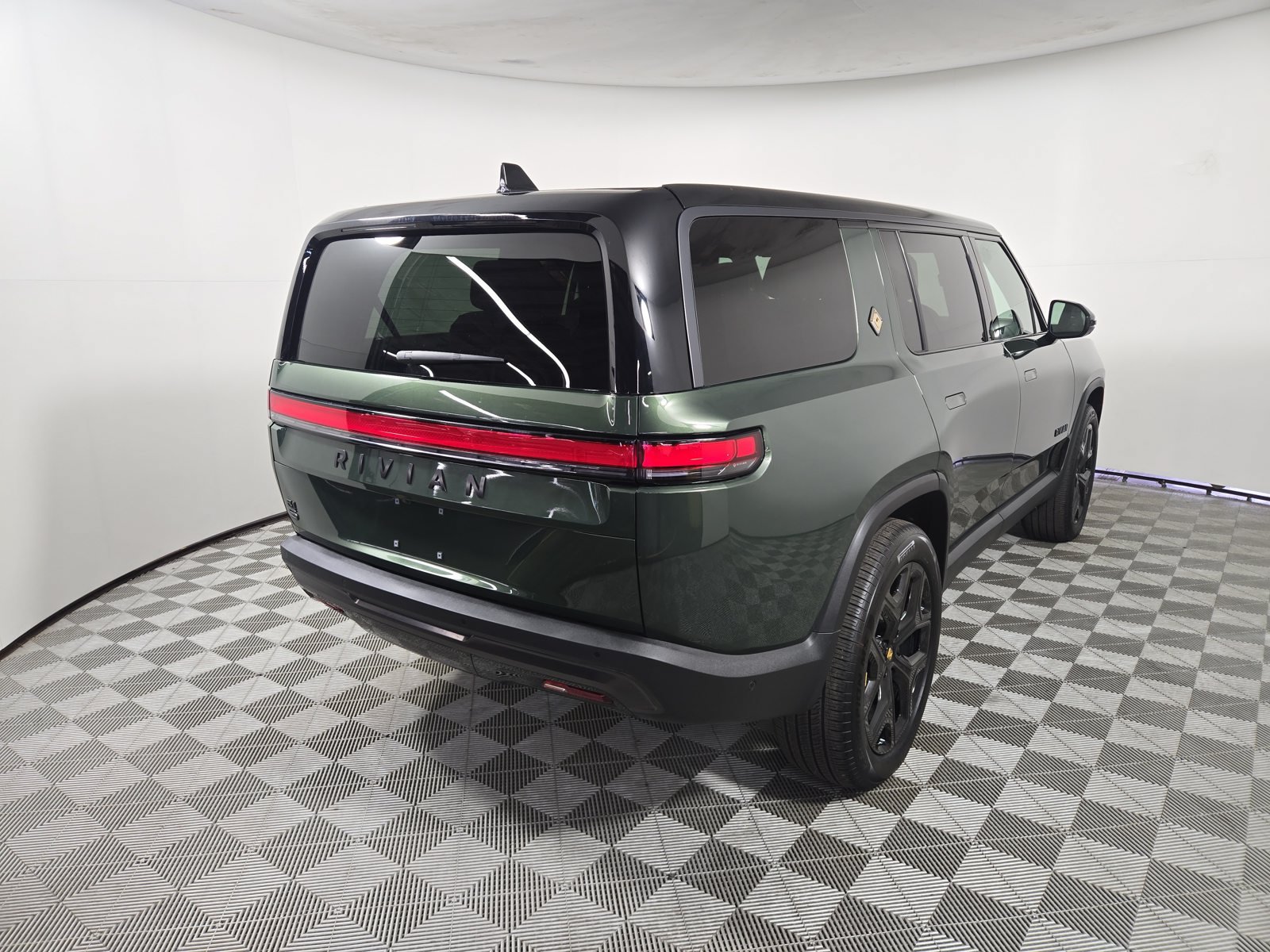 Used 2025 Rivian R1S Adventure Dual AWD/4WD image 5