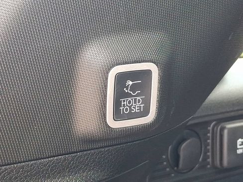 Certified 2025 Jeep Grand Cherokee Altitude AWD/4WD image 29