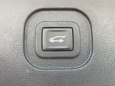 Used 2016 Chevrolet Equinox LTZ w/ Enhanced Convenience Package FWD image 21