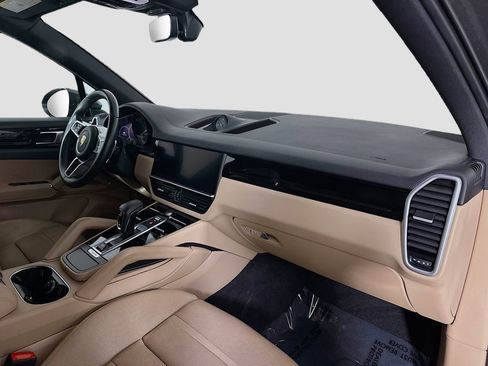 Certified 2023 Porsche Cayenne AWD/4WD image 32
