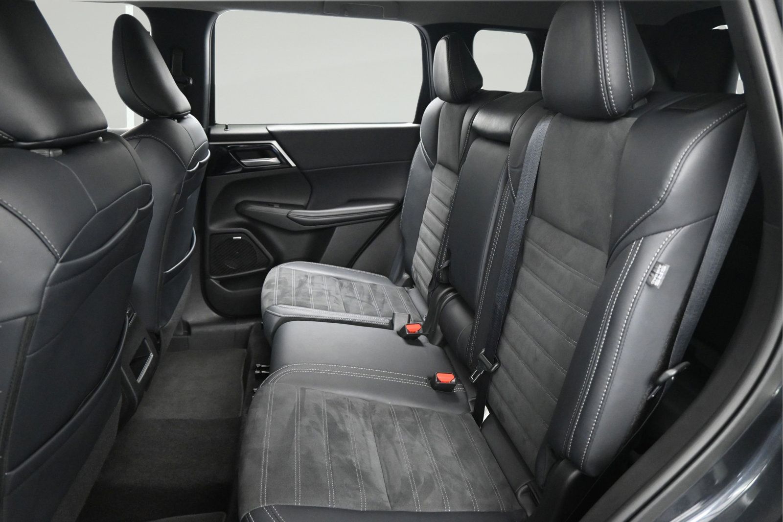 Used 2025 Mitsubishi Outlander SE AWD/4WD image 11