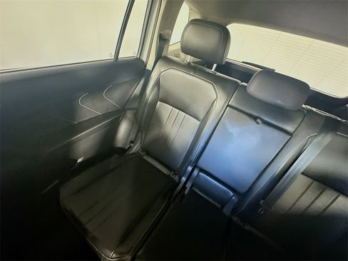 Used 2022 Volkswagen Tiguan SE image 12