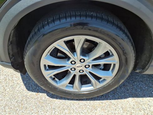 Used 2020 Ford Explorer XLT w/ Equipment Group 202A RWD image 9