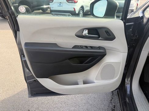Used 2023 Chrysler Pacifica Touring-L image 6