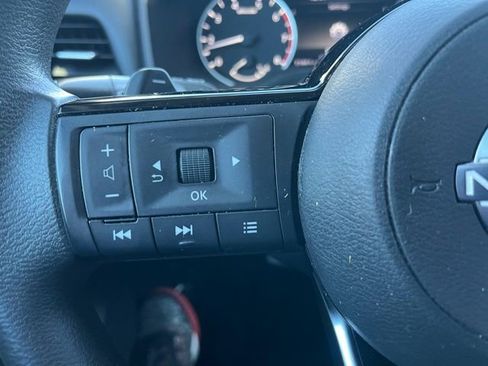 Used 2022 Nissan Rogue SV image 16