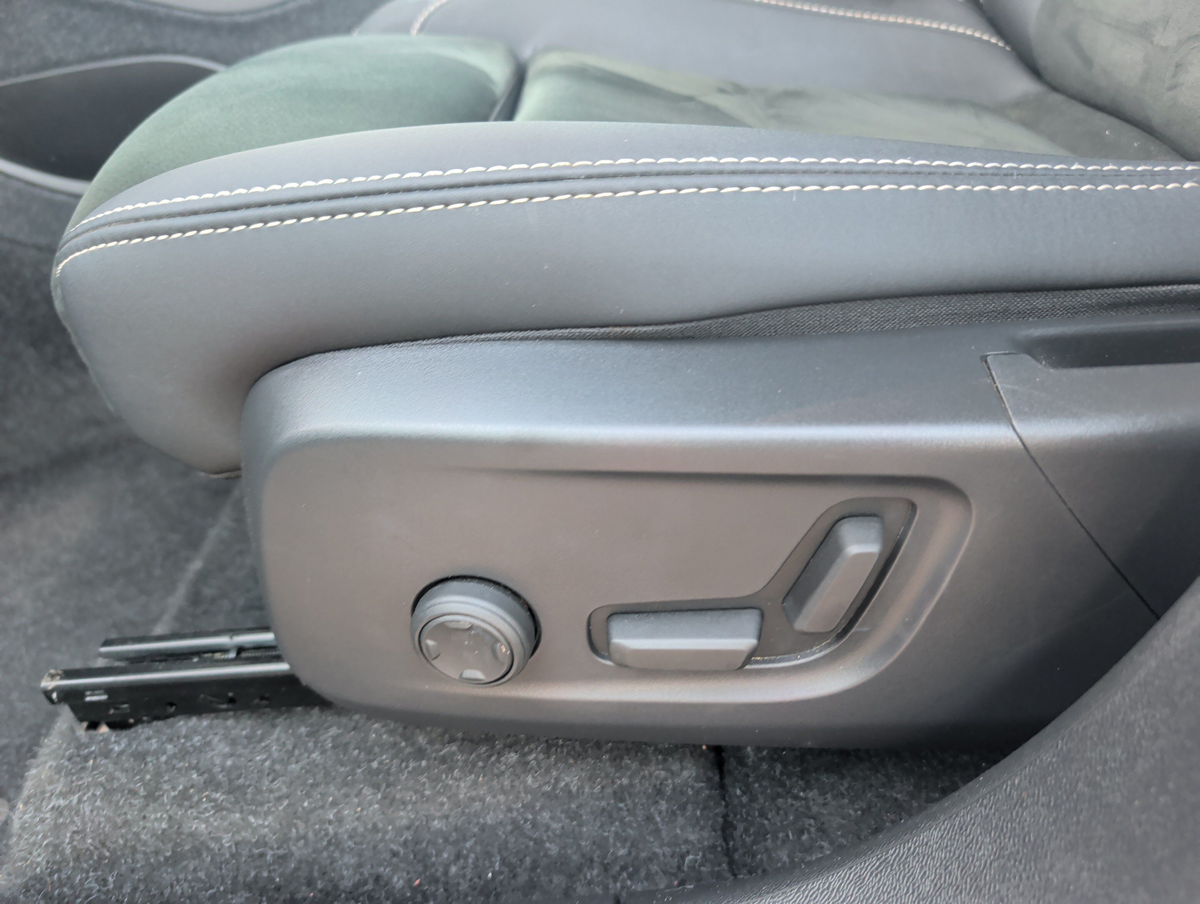 Used 2023 Volvo XC40 Recharge Ultimate w/ Protection Package Premier AWD/4WD image 15