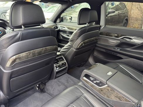 Used 2022 BMW 740i w/ M Sport Package image 29