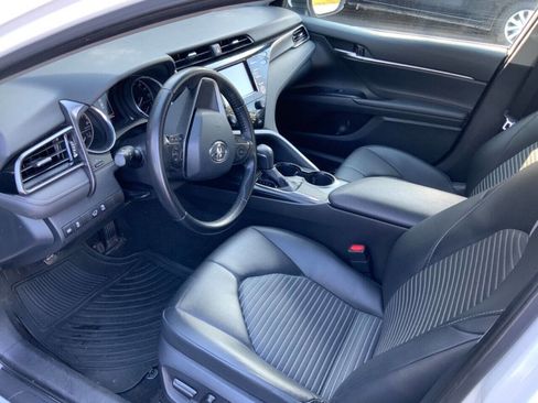Used 2019 Toyota Camry SE image 2