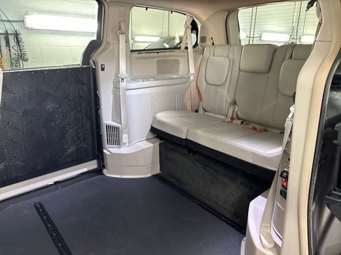 Used 2016 Chrysler Town & Country Touring w/ Driver Convenience Group image 15