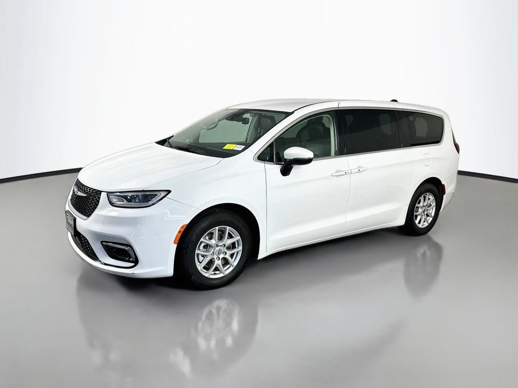 Used 2023 Chrysler Pacifica Touring-L FWD image 3