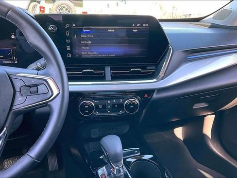 Used 2025 Chevrolet Trax LT w/ LT Convenience Package image 9