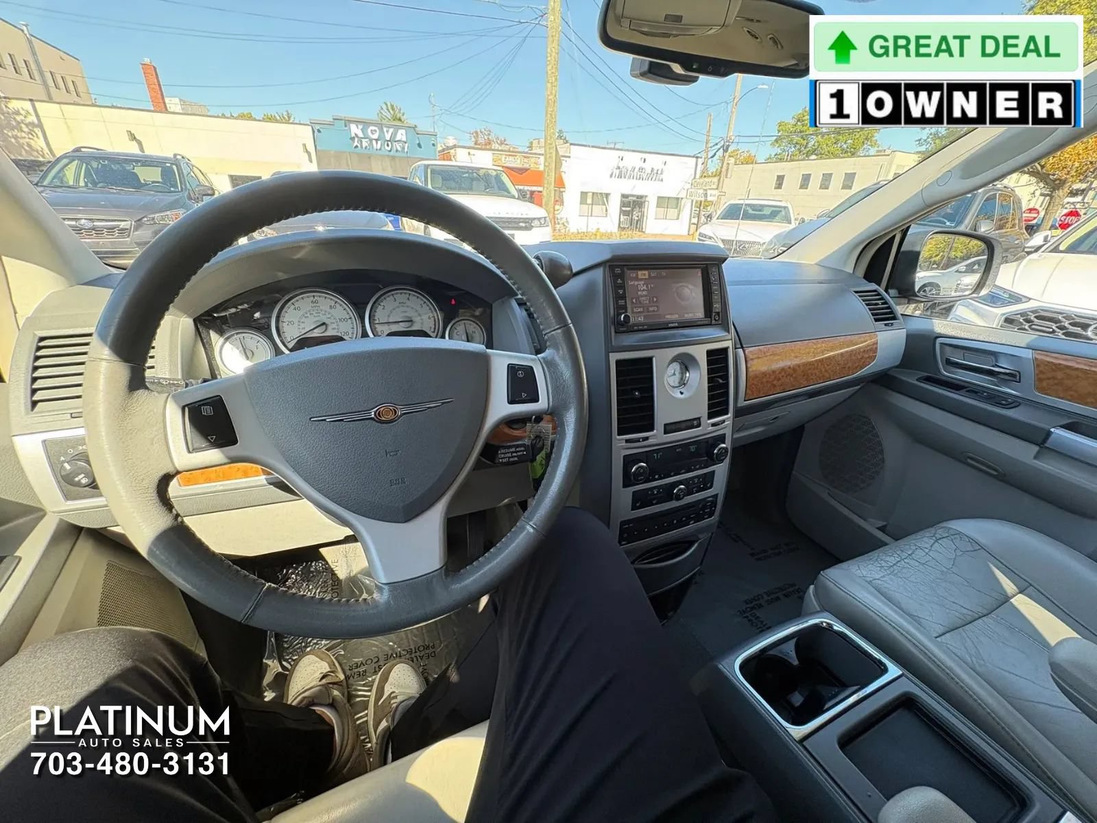 Used 2010 Chrysler Town & Country Limited w/ Entertainment Group #3 FWD image 11