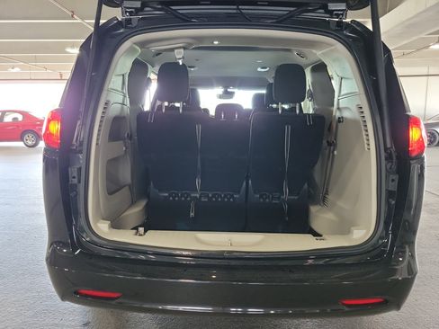 Used 2023 Chrysler Voyager LX FWD image 7