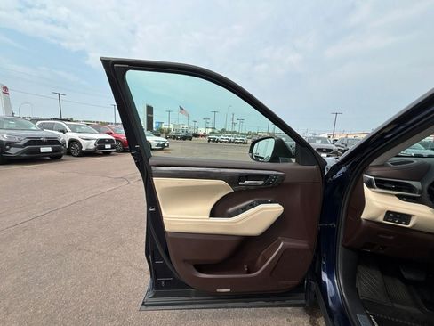 Used 2020 Toyota Highlander Limited AWD/4WD image 11