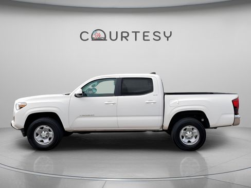 Certified 2023 Toyota Tacoma SR5 image 2