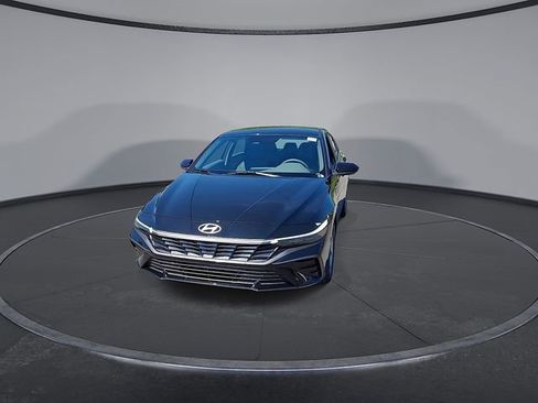 New 2026 Hyundai Elantra SE FWD image 3