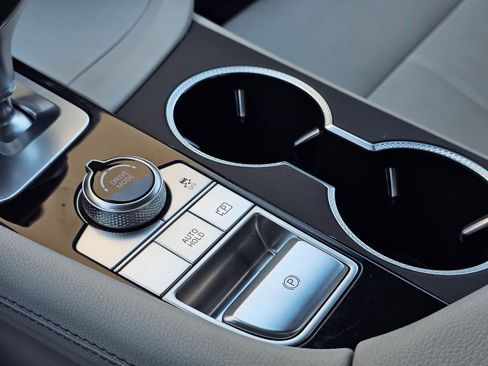 Used 2025 Genesis G70 2.5T image 36