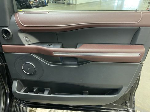 Used 2022 Ford Expedition Limited image 22