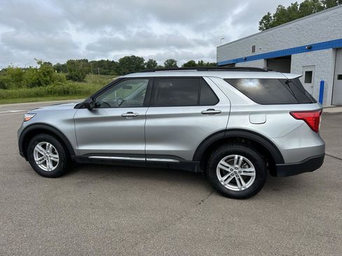 Used 2024 Ford Explorer XLT AWD/4WD image 4