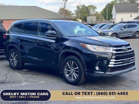 Used 2017 Toyota Highlander XLE AWD/4WD image 3