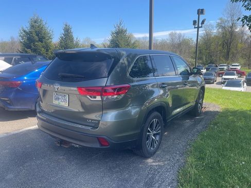 Used 2019 Toyota Highlander Plus AWD/4WD image 2