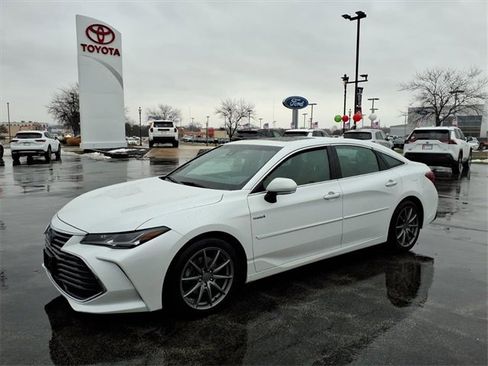 Used 2020 Toyota Avalon Limited image 8