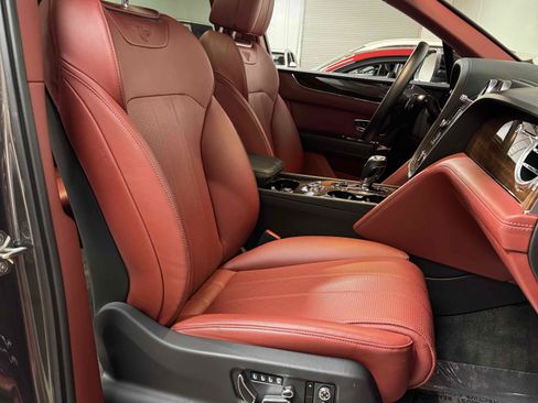 Used 2018 Bentley Bentayga AWD/4WD image 45