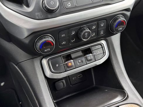 Used 2020 GMC Acadia SLE w/ Driver Convenience Package image 24