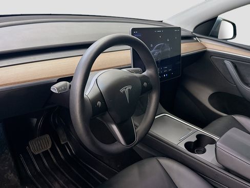 Used 2025 Tesla Model Y Long Range AWD/4WD image 18