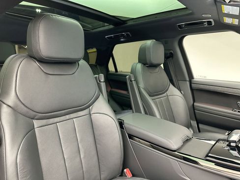 Used 2025 Land Rover Range Rover Sport image 4