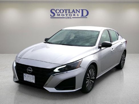 Used 2024 Nissan Altima 2.5 SV FWD image 2